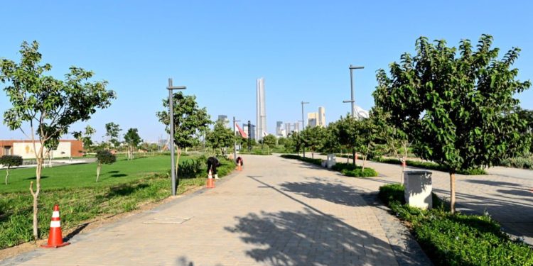 وزير الإسكان يتفقد اللمسات النهائية للأعمال بآخر قطاعات الحدائق المركزية “كابيتال بارك” بالعاصمة الإدارية الجديدة