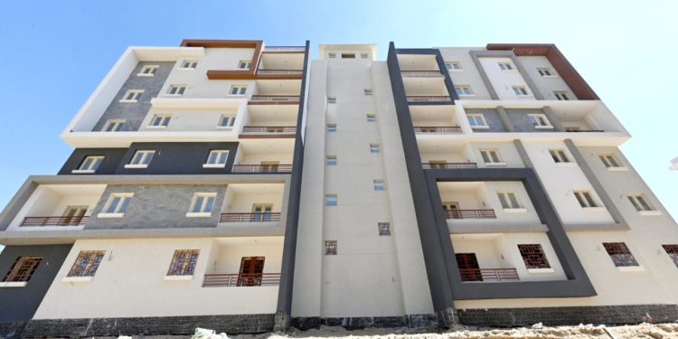 وزير الإسكان يتفقد وحدات المبادرة الرئاسية “سكن لكل المصريين” بمدينة حدائق أكتوبر.. ويتابع موقف المشروعات الخدمية
