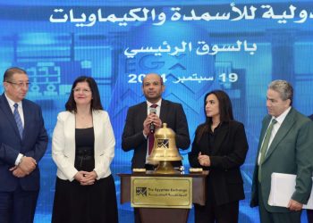 رئيس البورصة يشارك قيادات الشركة الدولية للأسمدة والكيماويات فعالية “قرع الجرس”