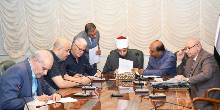 لتلبية مطلب أهالي دوائرهم .. وزير الأوقاف يستقبل عددًا من  النواب