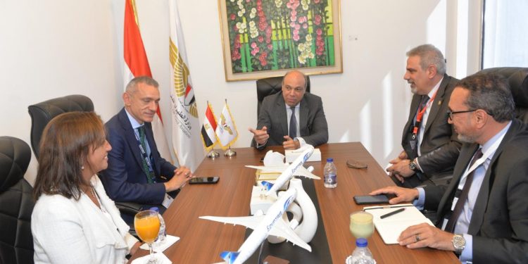 وزير الطيران يلتقي نائب رئيس الاتحاد الدولي للنقل الجوي”الإياتا” خلال فعاليات معرض مصر الدولي للطيران والفضاء ٢٠٢٤