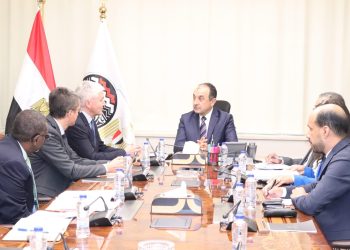 وزير قطاع الأعمال العام يبحث مع وفد البنك الدولي تعزيز التعاون المشترك