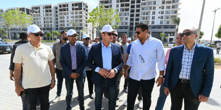 وزير الإسكان يتفقد الاستعدادات لتنفيذ البحيرة بـ”مارينا الجديدة”