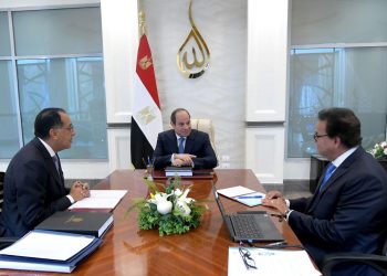 الرئيس السيسي يجتمع مع رئيس الوزراء ووزير الصحة