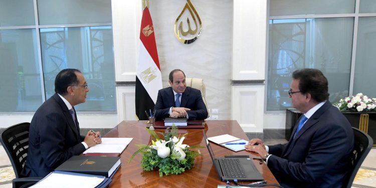 الرئيس السيسي يجتمع مع رئيس الوزراء ووزير الصحة