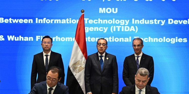 رئيس الوزراء يلتقي رئيس شركة ” زد تي إي” الصينية الرائدة في مجال الاتصالات وتقنية المعلومات