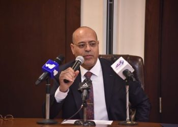 وزير العمل يعلن عودة عجلات الإنتاج في شركتين بعد نجاح مفاوضات جماعية