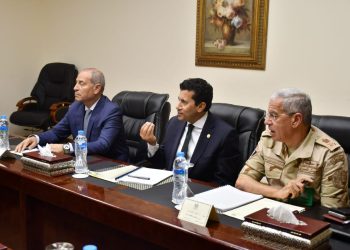 وزير الشباب والرياضة يبحث الفرص الاستثمارية والتطويرية بالهيئة