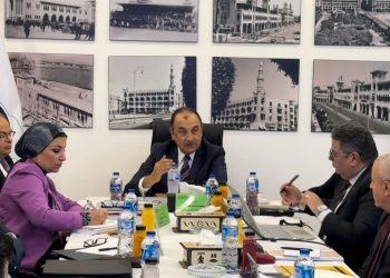 وزير قطاع الأعمال العام يجتمع برؤساء شركات “القابضة للتشييد” لمتابعة مؤشرات الأداء وموقف المشروعات