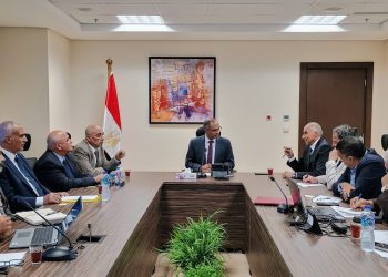 نائب وزير الإسكان يعقد اجتماعاً موسعاً لمتابعة موقف التطور العمراني والمرافق والطرق بتوسعات مدينة الشيخ زايد
