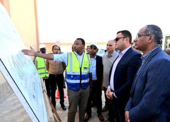 وزير الإسكان يتفقد سير العمل بمحطة تنقية مياه الشرب بمدينة أسوان الجديدة