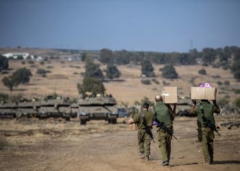 جيش الاحتلال: إطلاق 60 صاروخا استهدفت بلدات إسرائيلية بالحدود مع لبنان