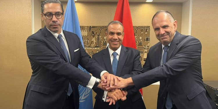 وزير الخارجية والهجرة يعقد اجتماعاً ثلاثياً مع وزيرى خارجية اليونان وقبرص