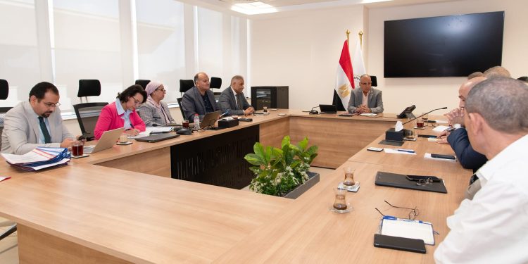 وزير الري يتابع موقف مشروع تحسين نوعية المياه بمصرف كيتشنر