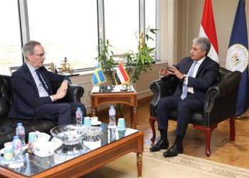 وزير السياحة والآثار يبحث مع سفير السويد بالقاهرة الرؤى والأفكار لتعزيز أطر التعاون