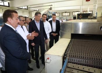 وزير الزراعة ومحافظ المنوفية ورئيسا زراعة النواب والشيوخ يتفقدون مصنع التغذية المدرسية بقويسنا