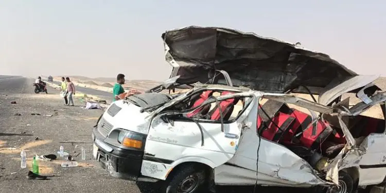 مصرع وإصابة 11 شخصا في انقلاب ميكروباص أعلى الطريق السياحي بأكتوبر
