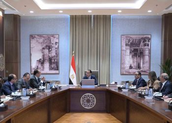 رئيس الوزراء يتابع مع وزير قطاع الأعمال العام عددا من ملفات عمل ومشروعات الوزارة