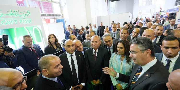 وزير التموين يتفقد جناح البريد في معرض اهلا مدارس.. ويشيد بالخدمات التي يقدمها البريد المصري للمواطنين