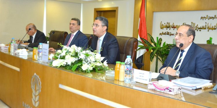 وزير التموين  يعقد اجتماعاً مع شركة مكسب لتجارة التجزئة في إطار التعاون مع القطاع الخاص