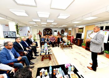 وزير الإسكان ومحافظ الأقصر يتابعان سير العمل بمحطة تنقية مياه الشرب بمدينة طيبة