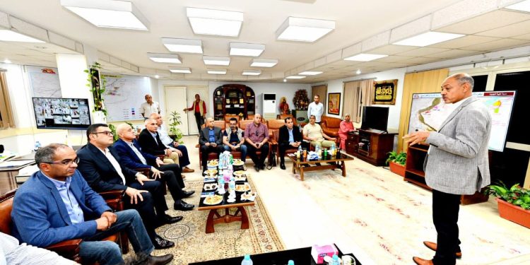 وزير الإسكان ومحافظ الأقصر يتابعان سير العمل بمحطة تنقية مياه الشرب بمدينة طيبة