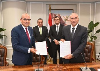 وزير الإسكان ورئيس “شركة العاصمة” يشهدان توقيع عقد لضبط وحوكمة منظومة مياه الشرب والصرف الصحى بالعاصمة الإدارية الجديدة