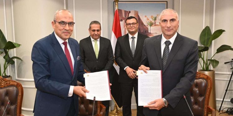 وزير الإسكان ورئيس “شركة العاصمة” يشهدان توقيع عقد لضبط وحوكمة منظومة مياه الشرب والصرف الصحى بالعاصمة الإدارية الجديدة
