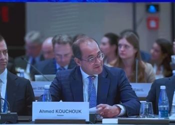 رئيس البنك الآسيوى يكرم «كجوك» عميد المديرين التنفيذيين.. ويتمنى له التوفيق فى «مجلس المحافظين»