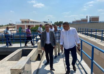مسئولو ” الإسكان ” يتابعون سير العمل بمحطات مياه الشرب والصرف والمرافق بدمياط الجديدة