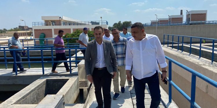 مسئولو ” الإسكان ” يتابعون سير العمل بمحطات مياه الشرب والصرف والمرافق بدمياط الجديدة