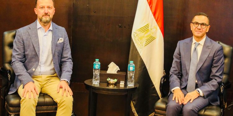 وزير الاستثمار والتجارة الخارجية يلتقي مدير عام شركة كوكاكولا هيلينيك – مصر لاستعراض أنشطة واستثمارات الشركة الحالية