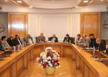 وزير الإسكان يبحث استخدام الحلول المتطورة لإدارة وتشغيل وصيانة منظومة مياه الشرب والصرف الصحى