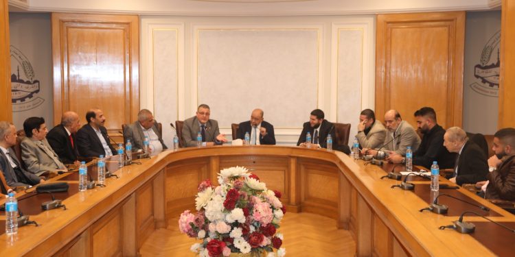 وزير الإسكان يبحث استخدام الحلول المتطورة لإدارة وتشغيل وصيانة منظومة مياه الشرب والصرف الصحى