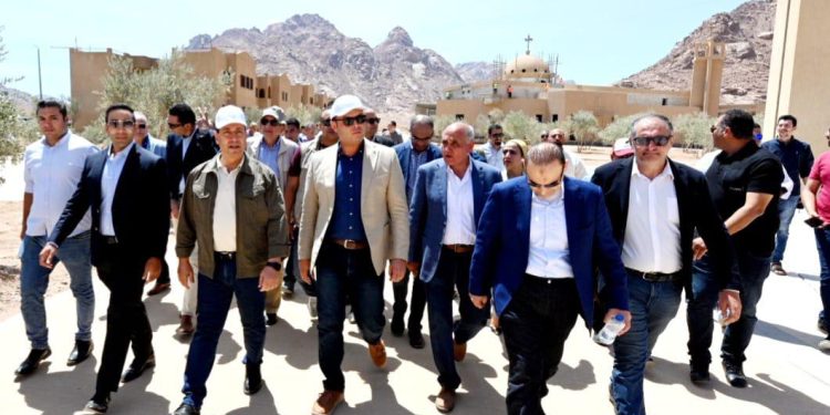 وزير الإسكان يتفقد الأعمال بمنطقة الزيتونة أحد مكونات مشروع تطوير موقع التجلى الأعظم فوق أرض السلام بمدينة سانت كاترين