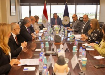 وزير السياحة والآثار يلتقي الرئيس التنفيذي لغرفة التجارة الأمريكية في مصر والوفد المرافق لها