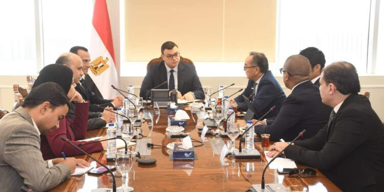وزير الإسكان يعقد اجتماعاً موسعاً لمتابعة موقف تنفيذ “حديقة تلال الفسطاط”