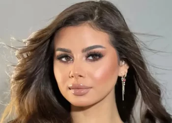 منة عرفة تخطف الأنظار بإطلالاتها الجريئة وتثير الجدل على السوشيال ميديا