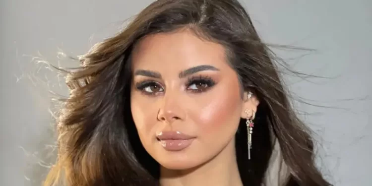 منة عرفة تخطف الأنظار بإطلالاتها الجريئة وتثير الجدل على السوشيال ميديا