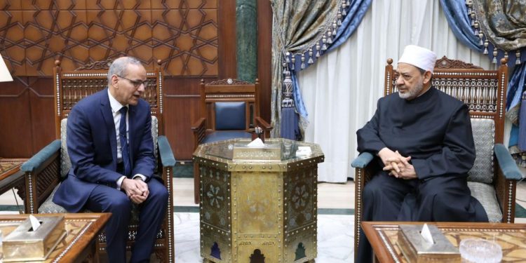 رئيس الرقابة النووية والإشعاعية يزور الإمام الطيب ويثمن دور الأزهر في دعم الهيئة