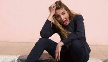 عاجل: شيرين عرفة تثير الجدل بفيديو دفاعها عن سلوك ابنها