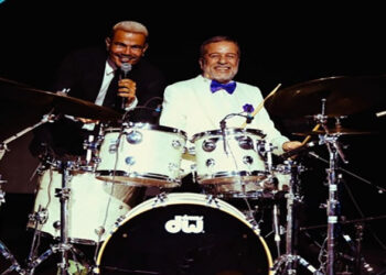 عمرو دياب يتألق فى حفل دبى وشريف منير يشاركه بالعزف على الدرامز