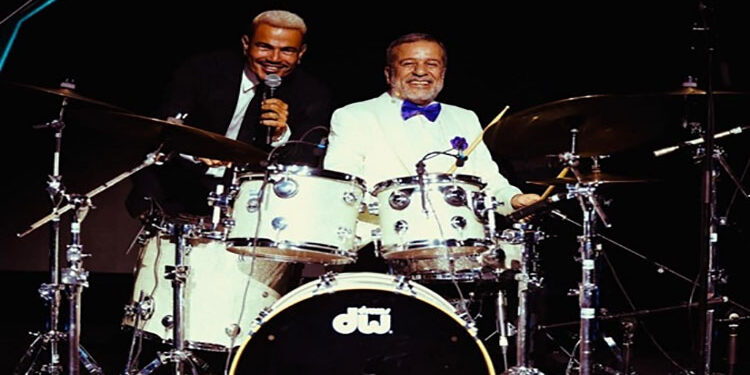 عمرو دياب يتألق فى حفل دبى وشريف منير يشاركه بالعزف على الدرامز