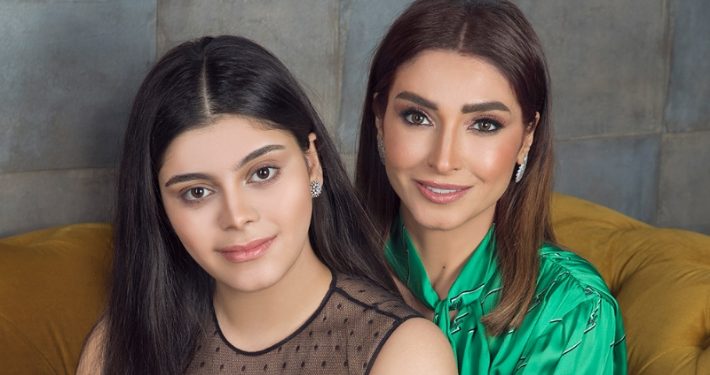 روجينا وابنتها: إطلالات ساحرة تثير ضجة على السوشيال ميديا