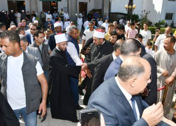وزير الأوقاف ومحافظ الإسماعيلية يشهدان صلاة الجمعة بمسجد الشهداء الإسلامي