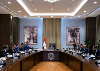 رئيس الوزراء يستكمل مناقشات مشروع القانون المقترح لمناطق المال والأعمال