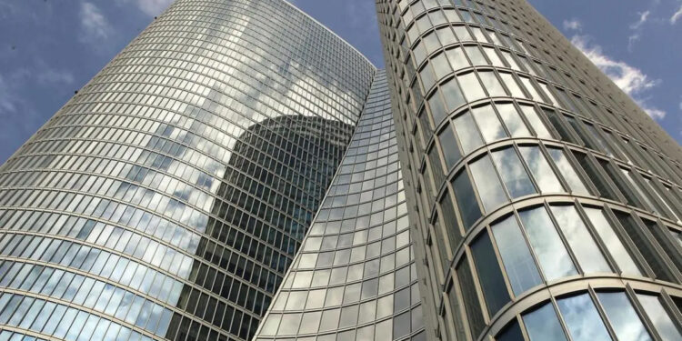 أبوظبي للاستثمار يستثمر 750 مليون دولار في ديون مجموعة جي.إم.آر الهندية