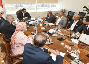 وزير الإسكان يتابع موقف تشغيل منظومة النقل الداخلى والخارجى بالمدن الجديدة
