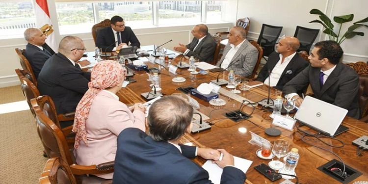 وزير الإسكان يتابع موقف تشغيل منظومة النقل الداخلى والخارجى بالمدن الجديدة