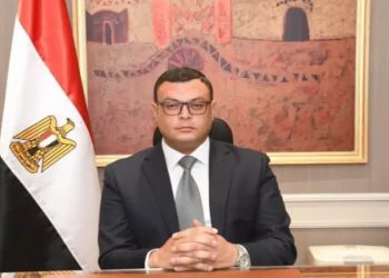 وزير الإسكان يعقد عدة اجتماعات مع مسئولى شركات المقاولات لمتابعة سير العمل